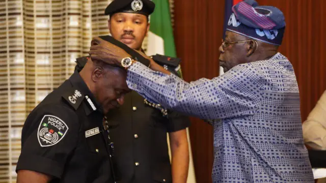 Ihe a bụ mgbe Onyeisial Tinubu na-edu Tunji Disu n'iyi ọrụ dịka onyeisi ndị uweojii Naịjirịa ọhụrụ.