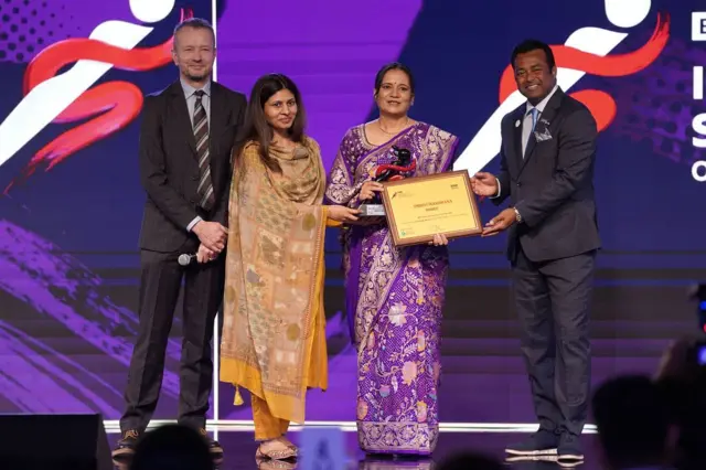 स्मृती मंधाना ठरली '2025 ची बीबीसी इंडियन स्पोर्ट्सवुमन ऑफ द इयर'. तिच्यावतीने हा पुरस्कार तिच्या आईनं स्वीकारला आहे.