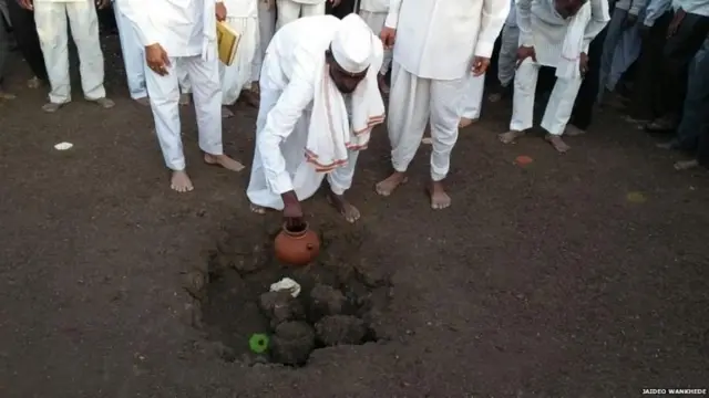 भेंडवळच्या भविष्यवाणीला तार्किक आधार नाही, अशी अंनिसची भूमिका आहे.