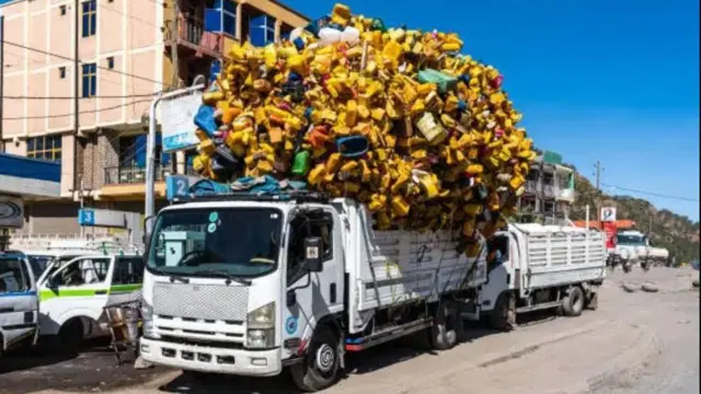 ያገለገሉ ፕላስቲኮች በአይሱዙ መኪና ላይ ተጭነው