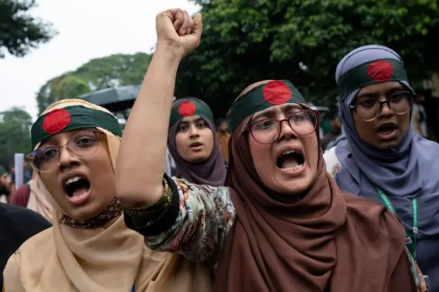 बाङ्ग्लादेशमा नाराबाजी गर्दै महिला आन्दोलनकारीहरू