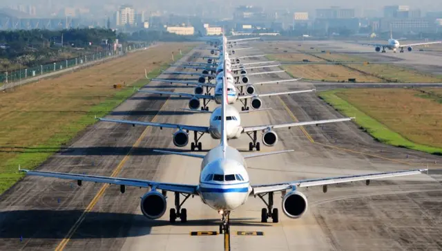 Aviões em fila para decolagem