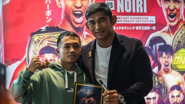 အောင်လအန်ဆန်နဲ့ သူ့ရဲ့ပရိသတ်တွေ တွေ့ဆုံပြီး လက်မှတ်‌ရေးထိုး၊ ဓာတ်ပုံအတူတွဲရိုက်ခဲ့ကြတဲ့ မြင်ကွင်း