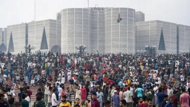 শেখ হাসিনা সরকার পতনের দিন জাতীয় সংসদের সামনের ছবি