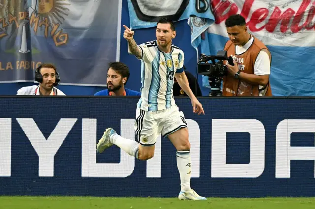 Messi comemorando gol