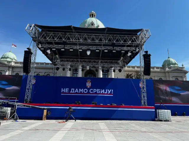 bina ispred Skupštine Srbije