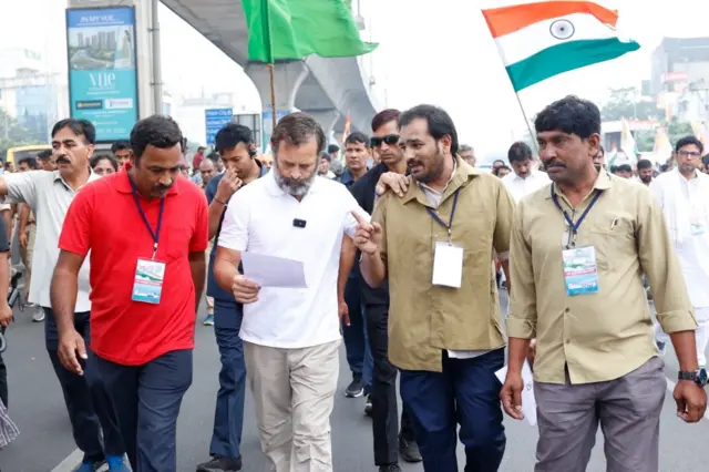 राहुल गांधी के साथ सलाउद्दीन शेख और उनके साथी.