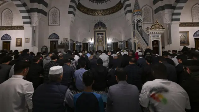 Umat Islam di Amerika Serikat melakukan salat tarawih pertama pada awal bulan suci Ramadan di Diyanet Center of America (DCA) di Maryland, Rabu (22/03).