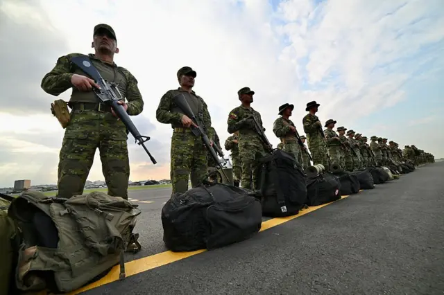 Soldados ecuatorianos en fila