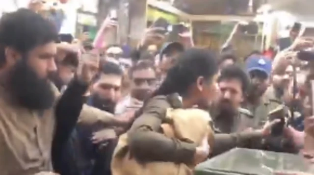 આક્રોશિત ભીડ વચ્ચેથી મહિલાને બહાર કાઢતાં એએસપી સયદા નકવી