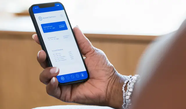 फोनमा ब्यालन्स जाँच्दै