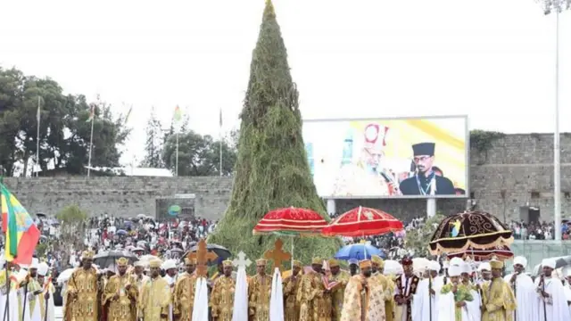 ኣብ ዙርያ ዳሜራ ዝተኣከቡ ብዙሓት መራሕቲ ሃይማኖትን ህዝብን