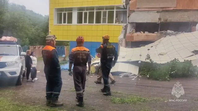 रुसको क्याम्च्याट्कामा भूकम्पले क्षति पुगेको एउटा भवनबाहिर उद्धारकर्मी र अन्य मानिस