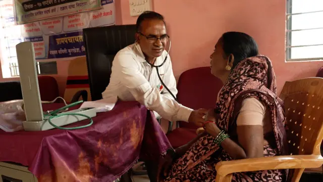 फिरते दवाखाने तालुक्यातल्या गावागावांत फिरु लागले.