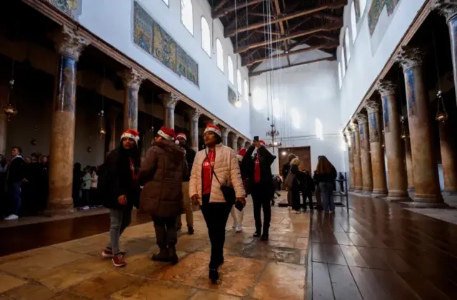 Abakerarugendo imbere muri Kiliziya y'Ivuko i Bethlehem