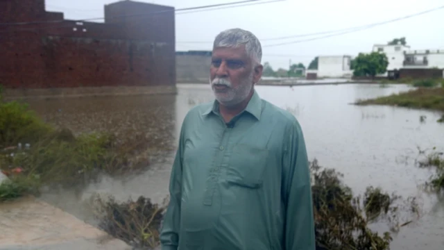 අර්ෂාඩ් මහමුද් සිදුවීම විස්තර කරමින්. ඔහුගේ පසුපසින් ජල ගැනීම් තත්ත්වය නිරීක්ෂණ වෙයි.