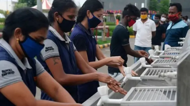 রাজনৈতিক সম্পর্ককে ব্যবহার করে ব্যবসায়িক প্রকল্প যোগাড় করে ফেলা যায়