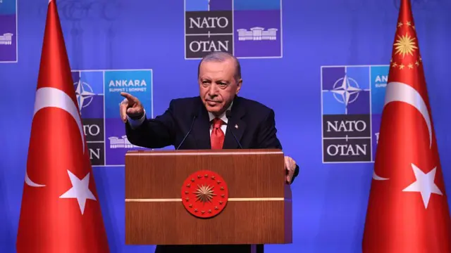 Cumhurbaşkanı Recep Tayyip Erdoğan NATO Zirvesi ikinci gününde kürsüde soruları yanıtlıyor.