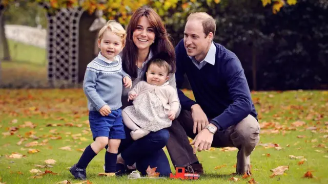 O casal William e Kate com Charlotte e George