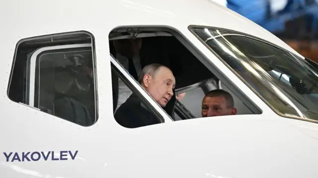 Владимир Путин в кабине SJ-100