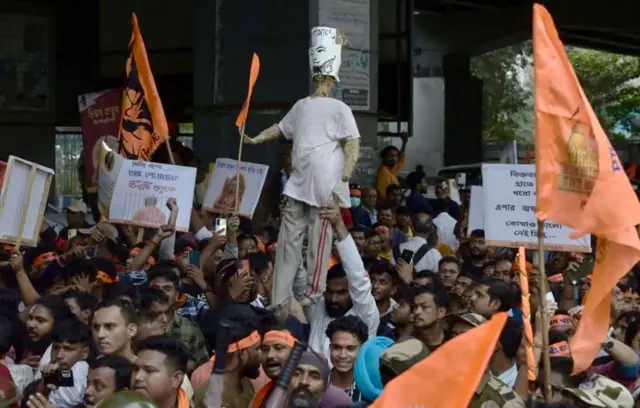 কলকাতায় বাংলাদেশের ডেপুটি হাইকমিশনের সামনে বিক্ষোভ