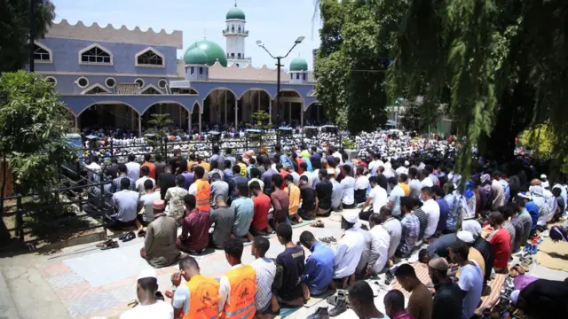 አንዋር መስጊድ እየጸለዩ ያሉ ሙስሊሞች 