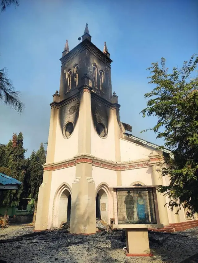 ချမ်းသာရွာက နှစ်သက်တမ်း ၁၂၉နှစ်ကျော် ကက်သလစ်ဘုရားကျောင်းမီးရှို့ခံထားရတဲ့ အခြေအနေ။