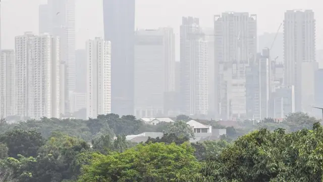 Suasana gedung-gedung bertingkat yang tertutup oleh kabut polusi di Jakarta, Kamis (27/7/2023).