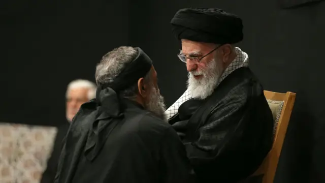 المرشد الأعلى الإيراني آية الله علي خامنئي يشارك في مراسم أُقيمت عشية إحياء ذكرى عاشوراء.
