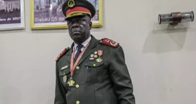 Le général Horta N'Tam debout lors de sa cérémonie d'investiture en tant que président de la transition à Bissau, le 27 novembre 2025