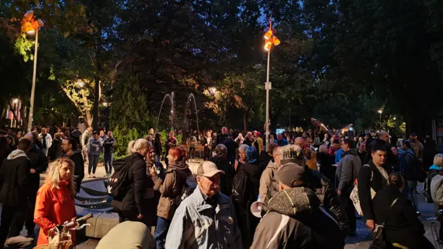 Novosađani i Novosađanke u kampusu Univerziteta pred komemorativnu šetnju