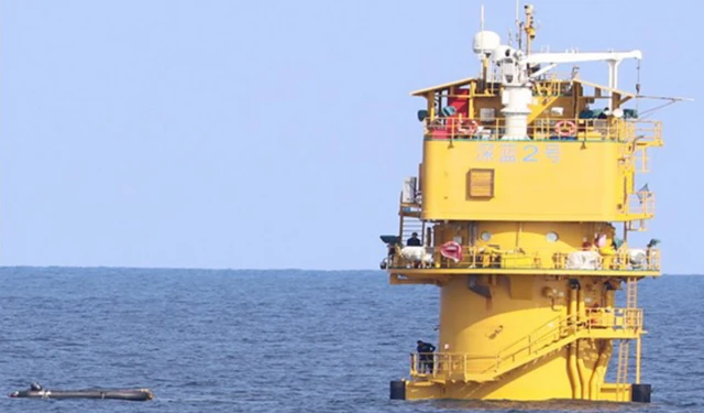 중국이 지난해 서해 한·중 잠정조치수역(PMZ)에 설치한 선란 2호의 외부에서 중국 측 인력들이 활동하고 있는 모습