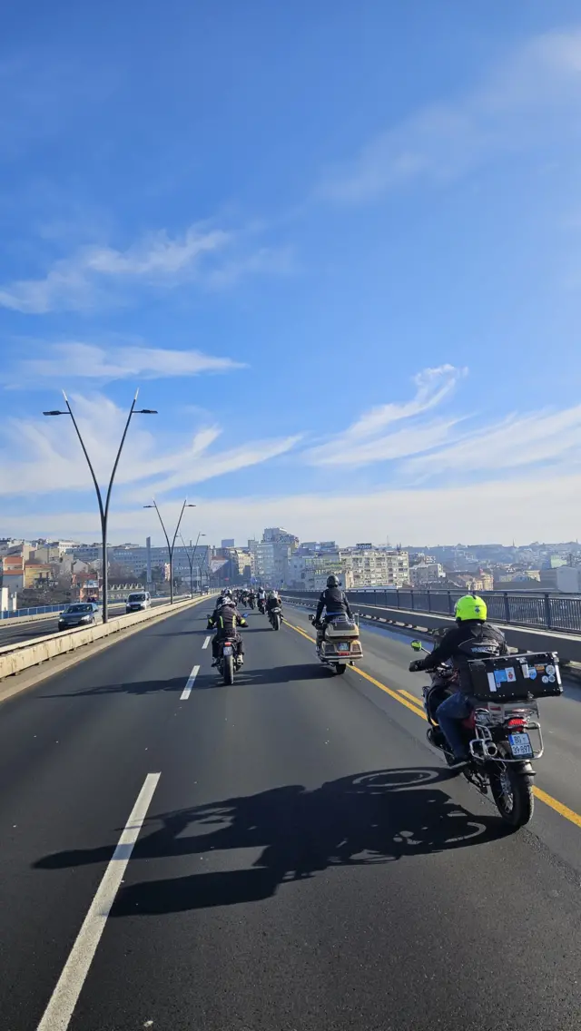 Вожња мотоциклиста преко Бранковог моста у Београду