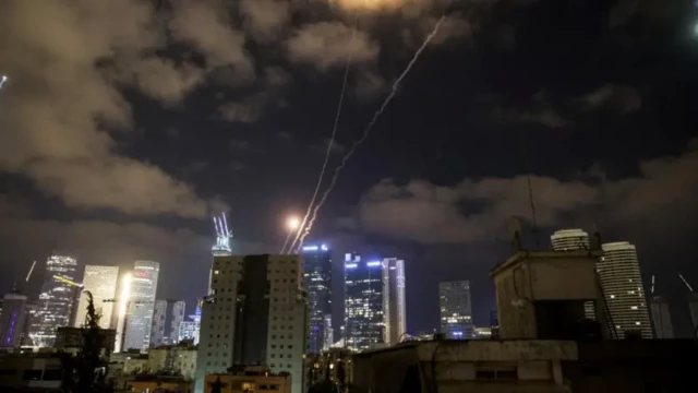 Tel Aviv gökyüzündeki görünen İran füzeleri (16 Haziran sabahı)