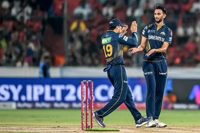 પ્રસિદ્ધ કૃષ્ણાએ ગત સિઝનમાં સૌથી વધુ વિકેટ લીધી હતી, જ્યારે રાશિદ ખાન ટીમનો મજબૂત બૉલિંગ આધારસ્તંભ રહ્યા છે