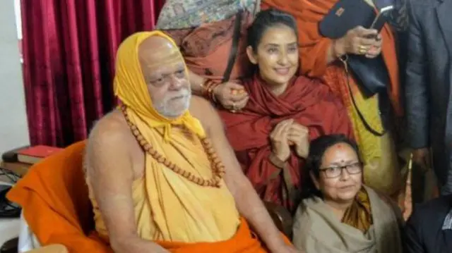 शङ्कराचार्यका साथ अभिनेत्री मनिषा कोइराला