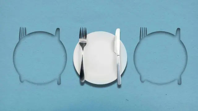 Ortada bir tabak, çatal, bıçak. İki yanı boş.
