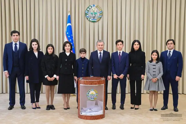 "Men Gulnora Karimova aybdor deb topilgan va ayblangan yirik korruptsiya bugungi O‘zbekistonda yuz beryapti demoqchimasman, lekin guvohi bo‘layotganimiz – Mirziyoyev oilasining a’zolari biznesda ahamiyatli o‘rinlarni egallashmoqda", - deydi muallif.