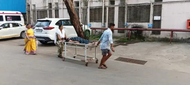 रुग्णालयांच्या आवारातील दृश्य