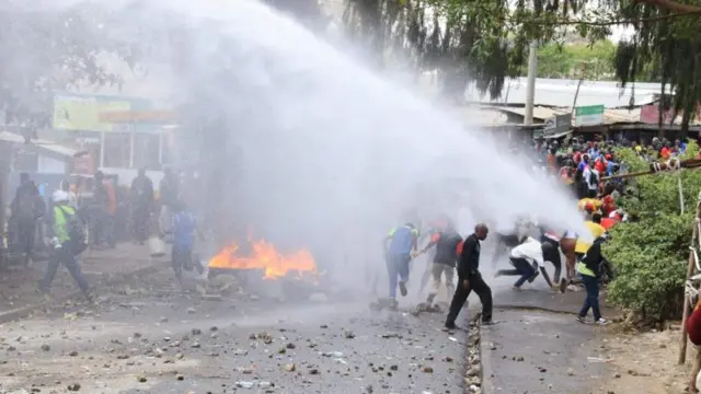 ፖሊስ ተቃዋሚዎችን ለመበተን አስለቃሽ ጭስ እና ውሃ ተጠቅሟል