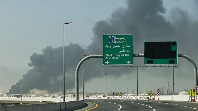 1 मार्च, 2026 को दुबई में ईरानी हमले की ख़बर के बाद जेबेल अली पोर्ट से धुएं का गुबार उठता हुआ