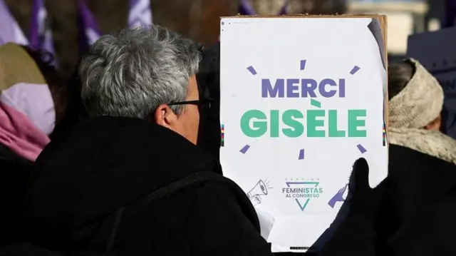 「ジゼル、ありがとう」と書かれたプラカードを手に支援者集会に参加した人（20日、アヴィニョン）