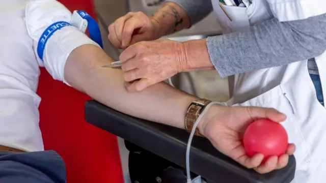 रगत निकालिँदै