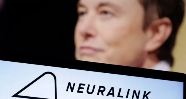 Logo marca da Neuralink e Elon Musk atrás,prognosticos placard futebolsegundo plano