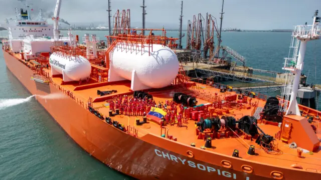 Команда розгортає венесуельський прапор на палубі судна, яке вивезло першу партію зрідженого нафтового газу з Венесуели до США у січні