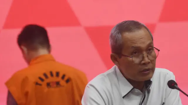 Wakil Ketua KPK Alexander Marwata (kanan) mengumumkan penahanan tersangka Komisaris Utama PT. Multi Grafika Cipta Sejati (MGCS) Mulsunadi Gunawan (kiri) di Gedung Merah Putih KPK, Jakarta, Senin (31/7/2023).