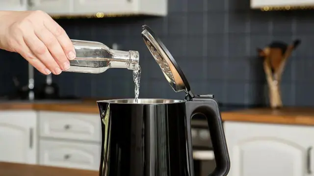 Чищення чайника за допомогою оцту