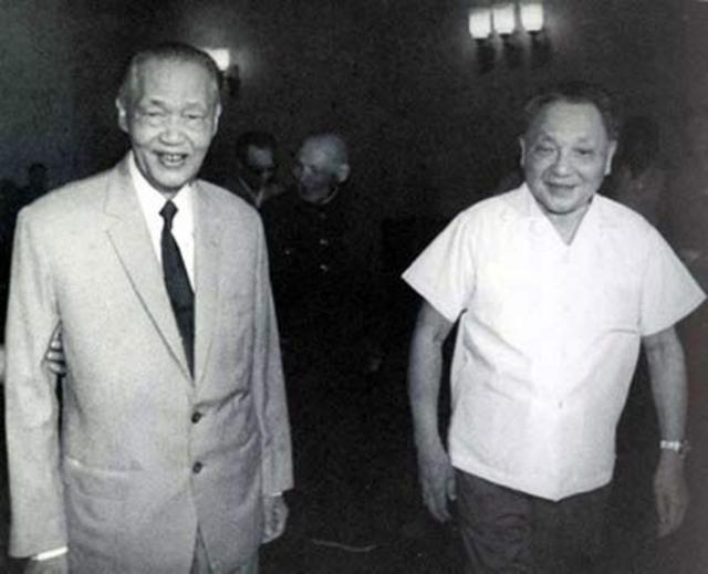 Ông Hoàng Văn Hoan (trái) và Đặng Tiểu Bình tại Trung Quốc