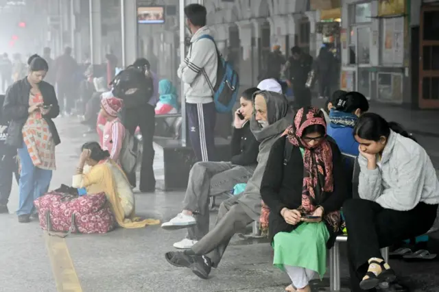 암리차르의 한 기차역에서 짙은 스모그로 인해 시야가 좋지 않아 일부 열차가 지연되거나 결항되면서 승객들이 기다리고 있다.