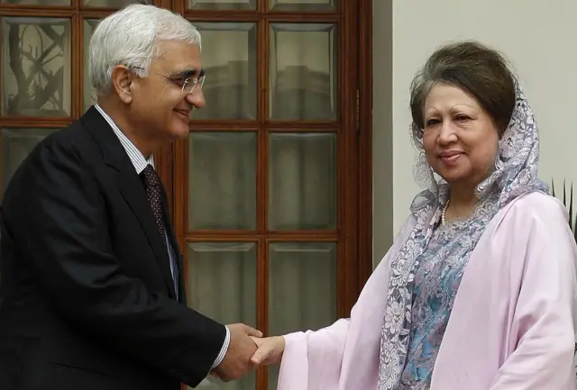 2012 में भारत के दौरे पर नई दिल्ली के हैदराबाद में ख़ालिदा ज़िया का स्वागत करते भारत के तत्कालीन विदेश मंत्री सलमान खुर्शीद (फ़ाइल फ़ोटो)